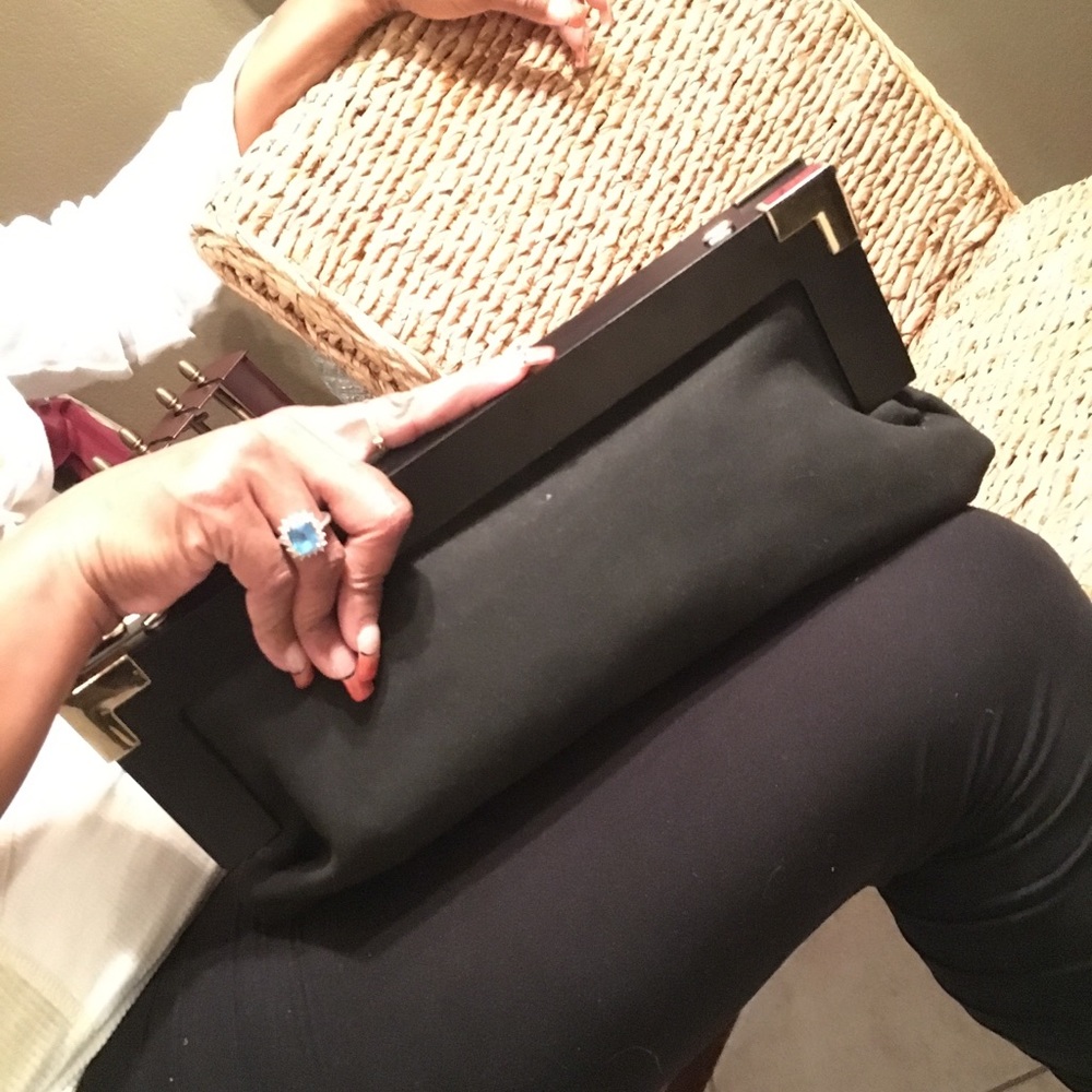 $25⬇️Wooden Handle Clutch